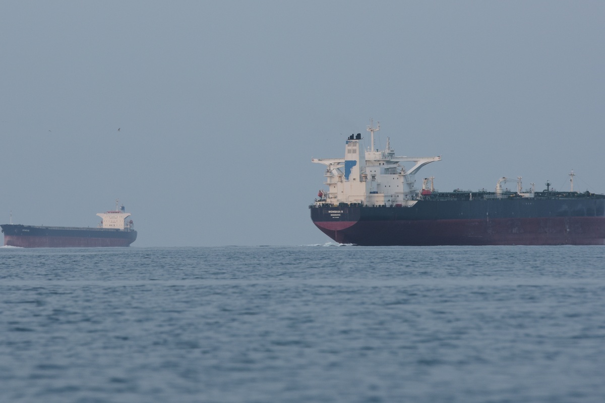 «Παιχνίδια» με τα στενά του Ορμούζ