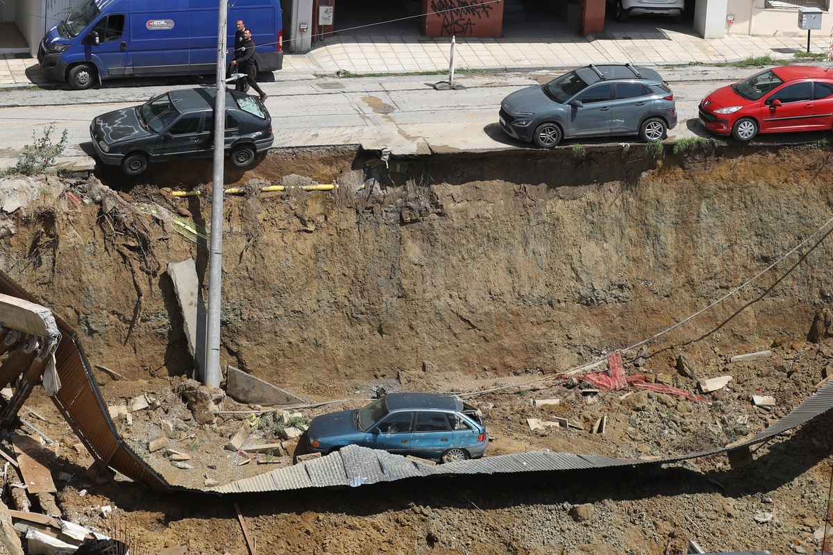 Αυτοκίνητο έπεσε στο κενό