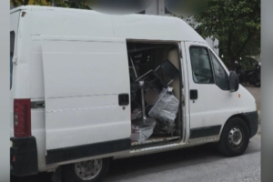 Σπείρα με βαν έκλεβε μηχανάκια