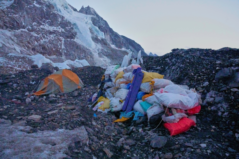 Νεπάλ: Εγκλωβισμένοι ορειβάτες από κομμάτι πάγου 30 μέτρων