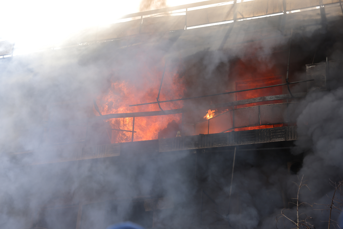 Πυρκαγιά σε κατάστημα στο Ίλιον – Σοβαρές ζημιές και σε διαμερίσματα