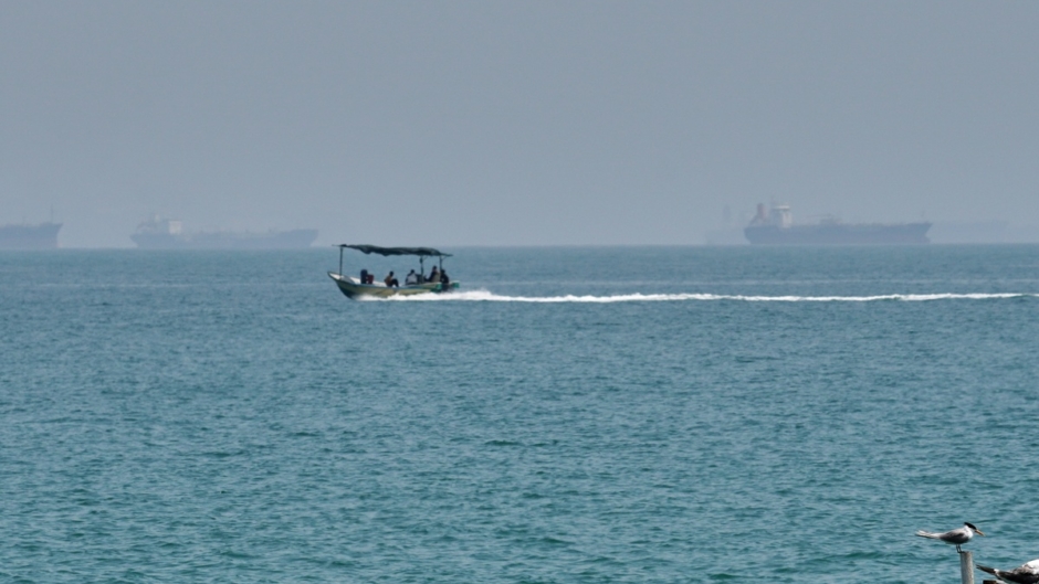 Aντιτορπιλικό των ΗΠΑ άνοιξε πυρ κατά ιρανικού φορτηγού πλοίου και το έθεσε υπό τον έλεγχό του