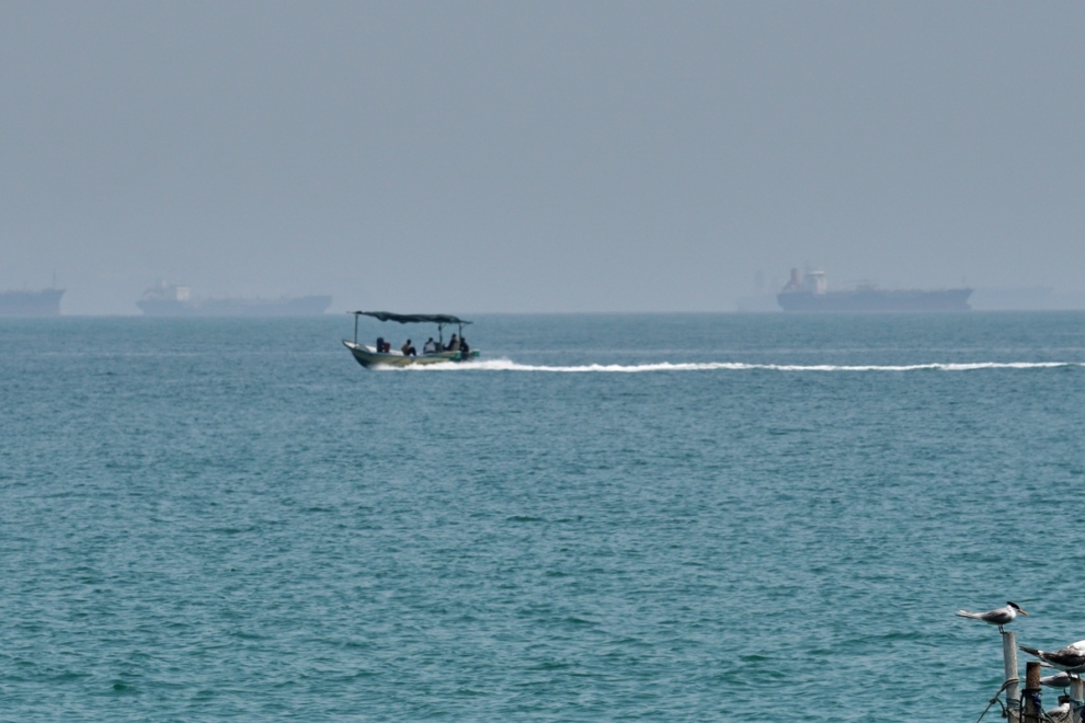 Aντιτορπιλικό των ΗΠΑ άνοιξε πυρ κατά ιρανικού φορτηγού πλοίου και το έθεσε υπό τον έλεγχό του