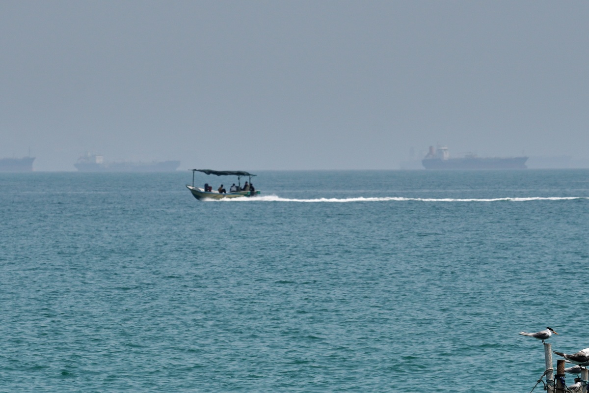 Aντιτορπιλικό των ΗΠΑ άνοιξε πυρ κατά ιρανικού φορτηγού πλοίου και το έθεσε υπό τον έλεγχό του