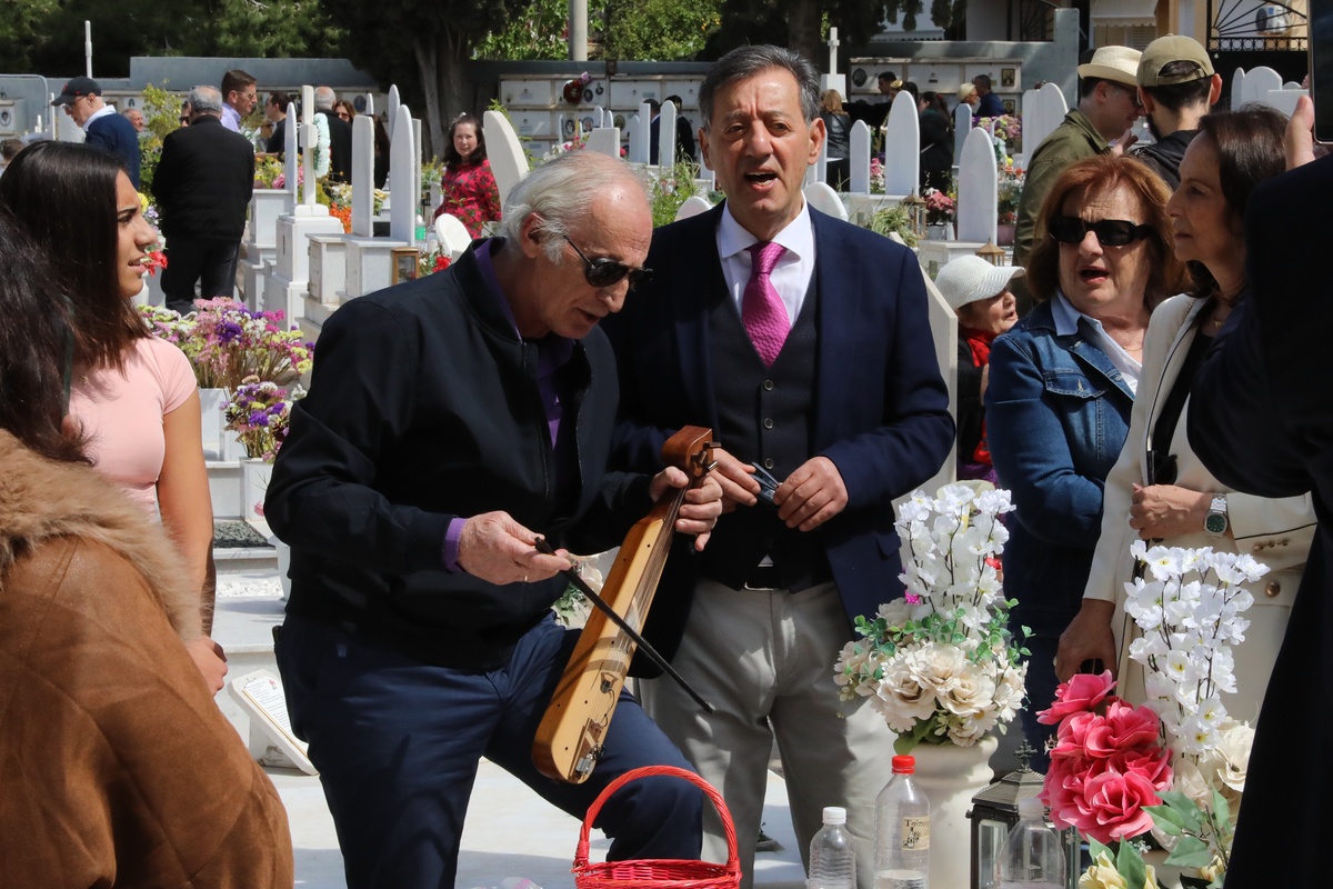 Με τις λίρες στο κοιμητήριο