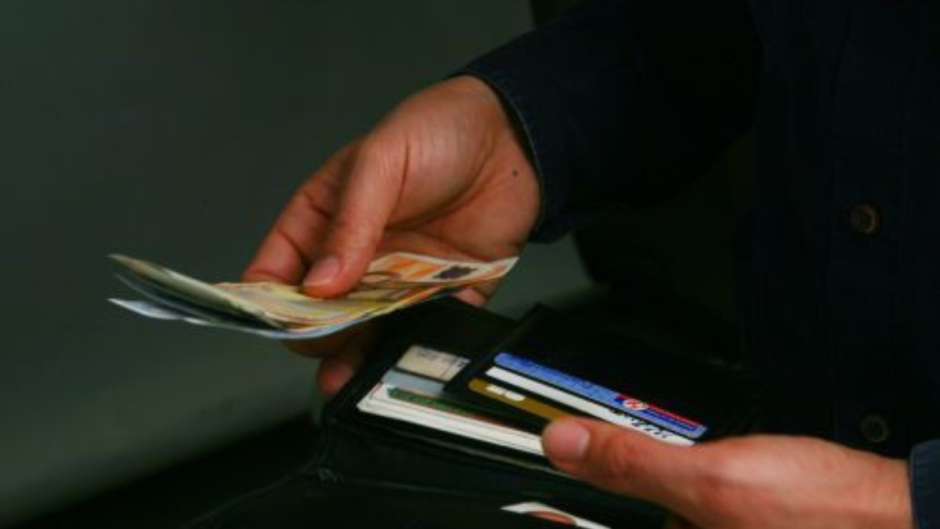 Οι Ευρωπαίοι βλέπουν χαμηλότερο πληθωρισμό, αλλά όχι φθηνότερη καθημερινότητα