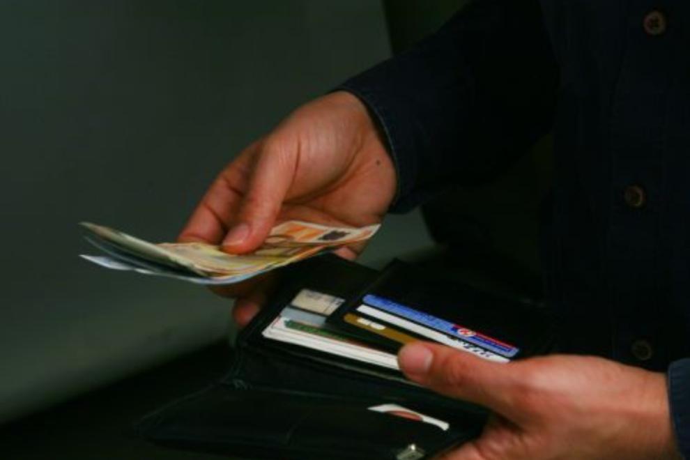 Οι Ευρωπαίοι βλέπουν χαμηλότερο πληθωρισμό, αλλά όχι φθηνότερη καθημερινότητα
