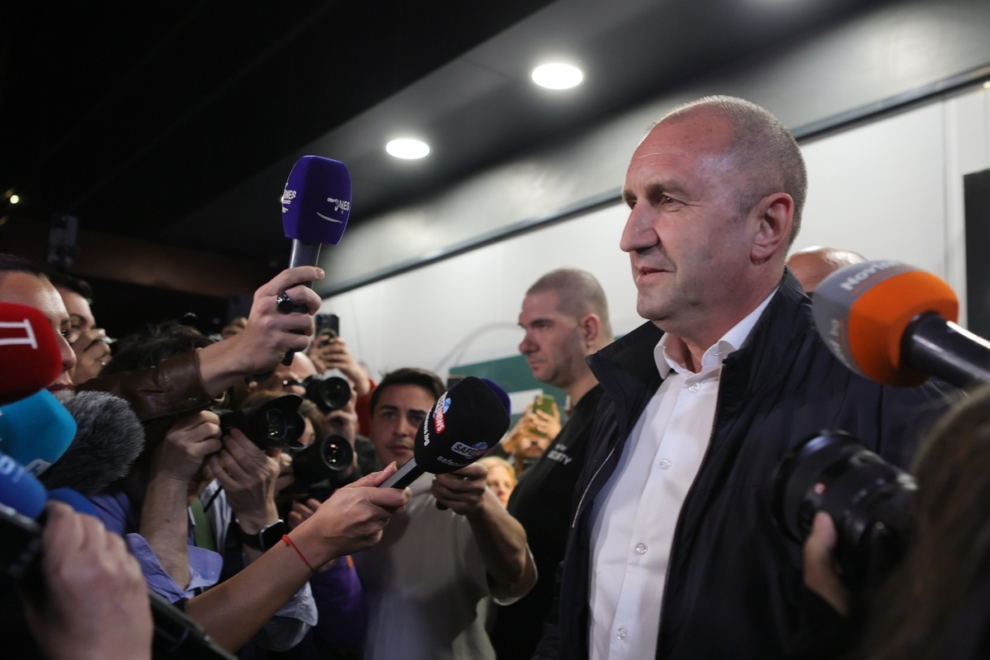 Αυτοδυναμία για τον Ρούμεν Ράντεφ στις βουλευτικές εκλογές στη Βουλγαρία