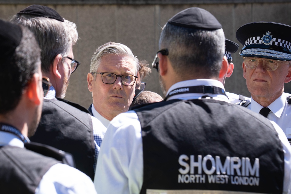 Ο Στάρμερ αποδοκιμάστηκε κατά την επίσκεψή του στο σημείο της χθεσινής αντισημιτικής επίθεσης στο Λονδίνο