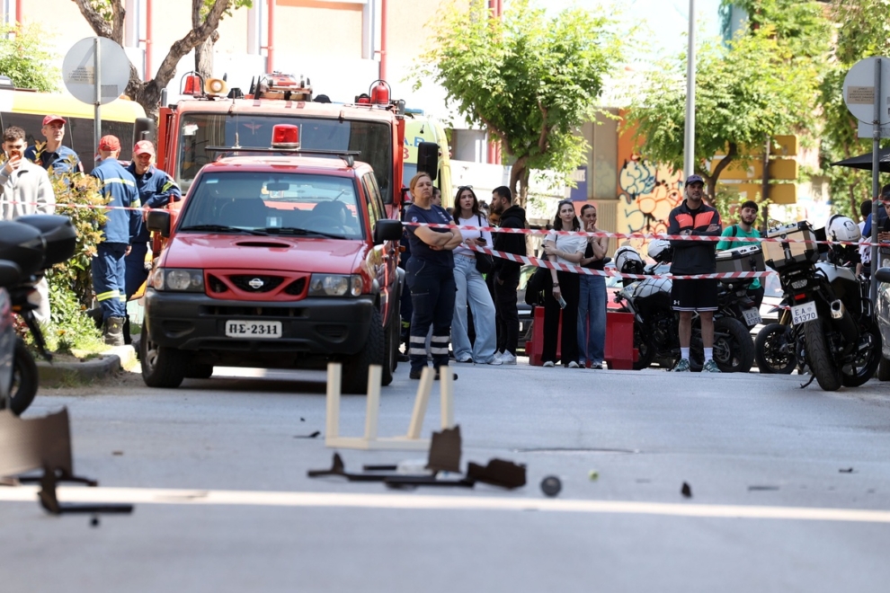 Κινητοποίηση Αρχών για 20χρονο που πετάει αντικείμενα στο πεζοδρόμιο