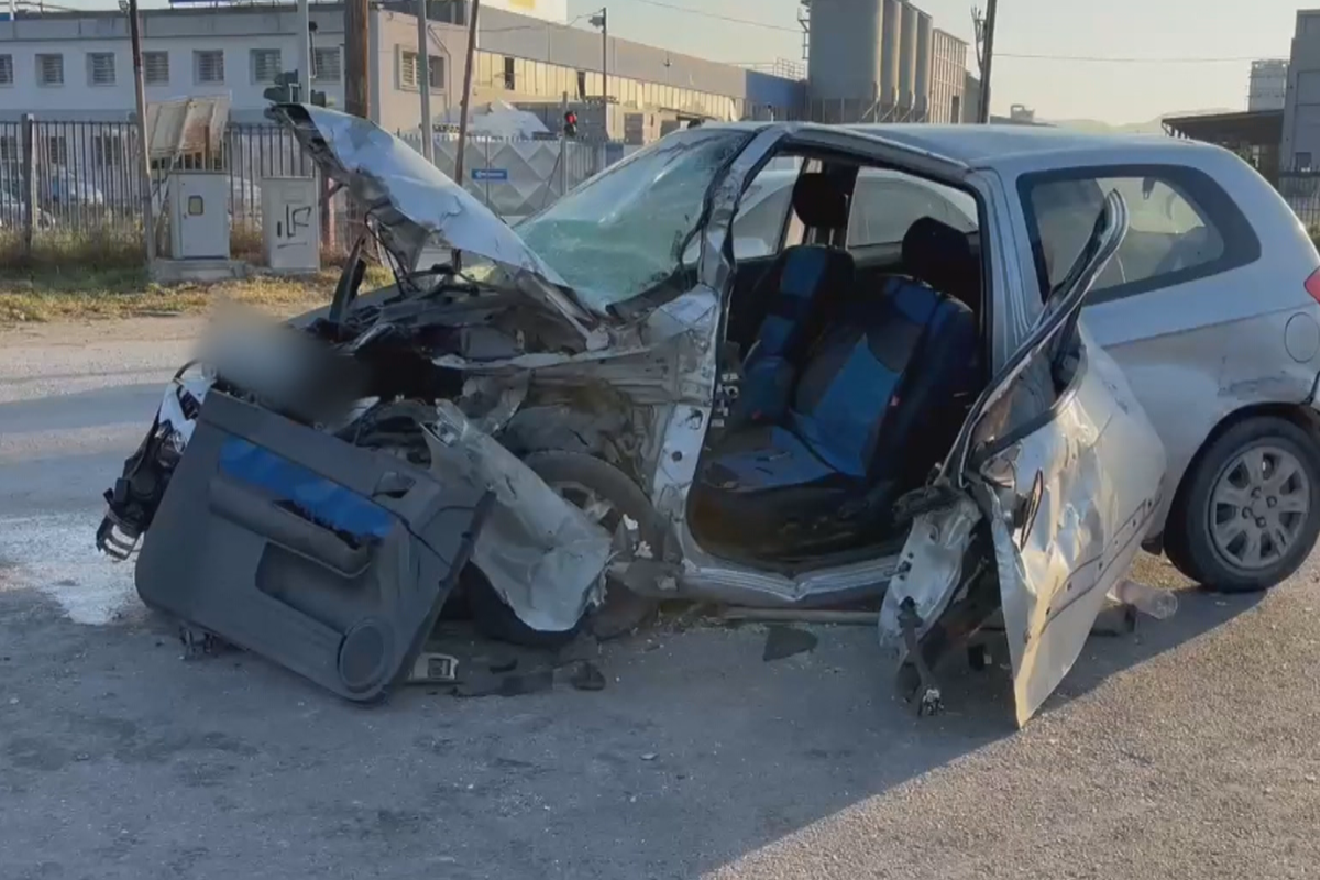 Σύγκρουση φορτηγού – αυτοκινήτου στη Θεσσαλονίκη