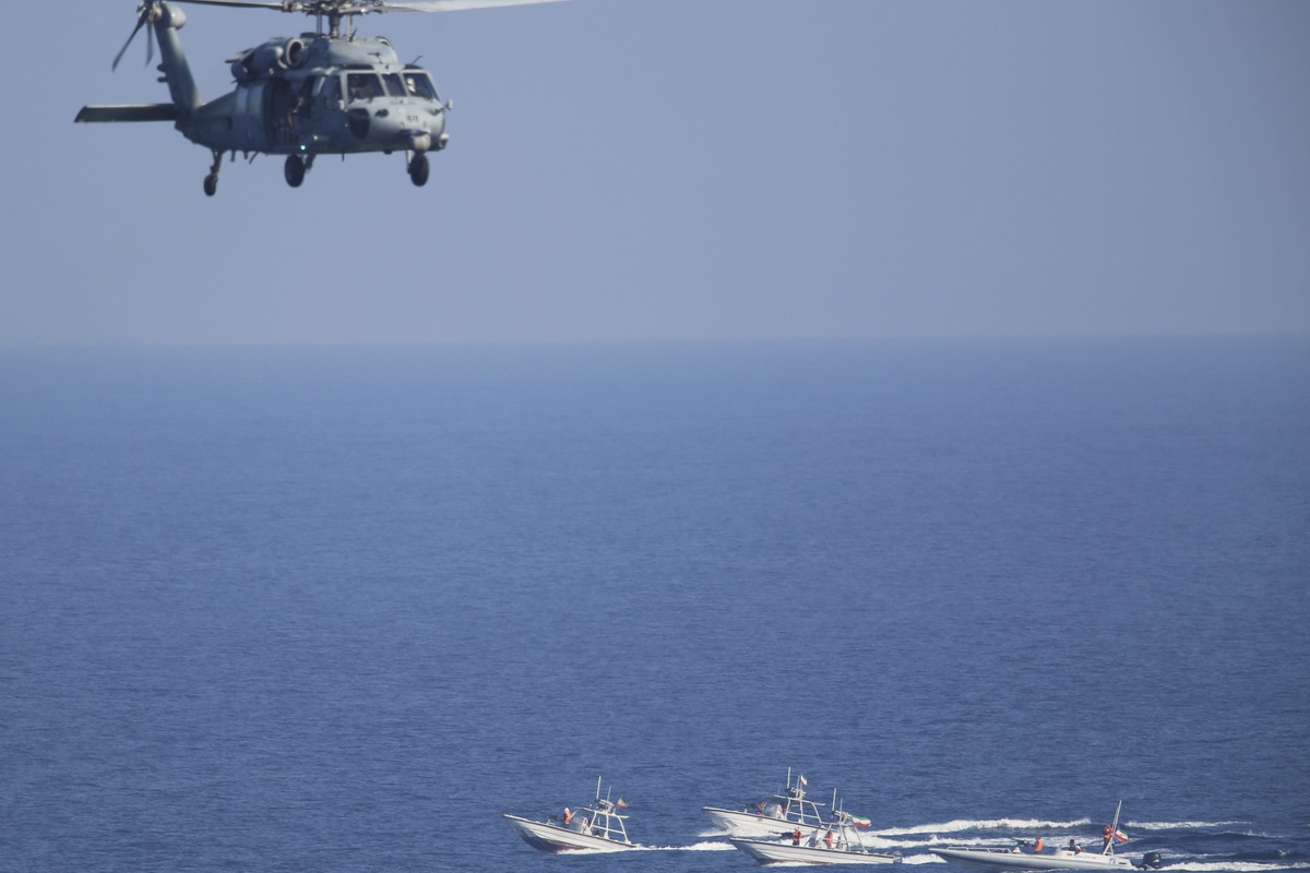 Πόλεμος νεύρων στο στενό του Ορμούζ