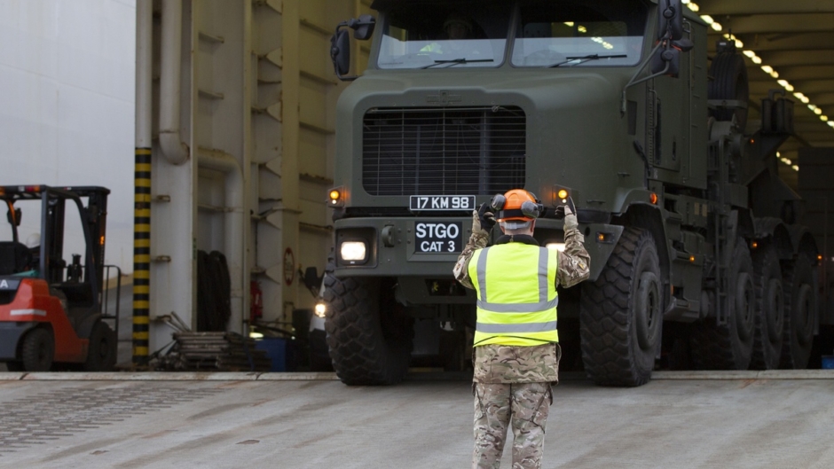 Βρετανία: Ανατροπή στρατιωτικού οχήματος σε αυτοκινητόδρομο
