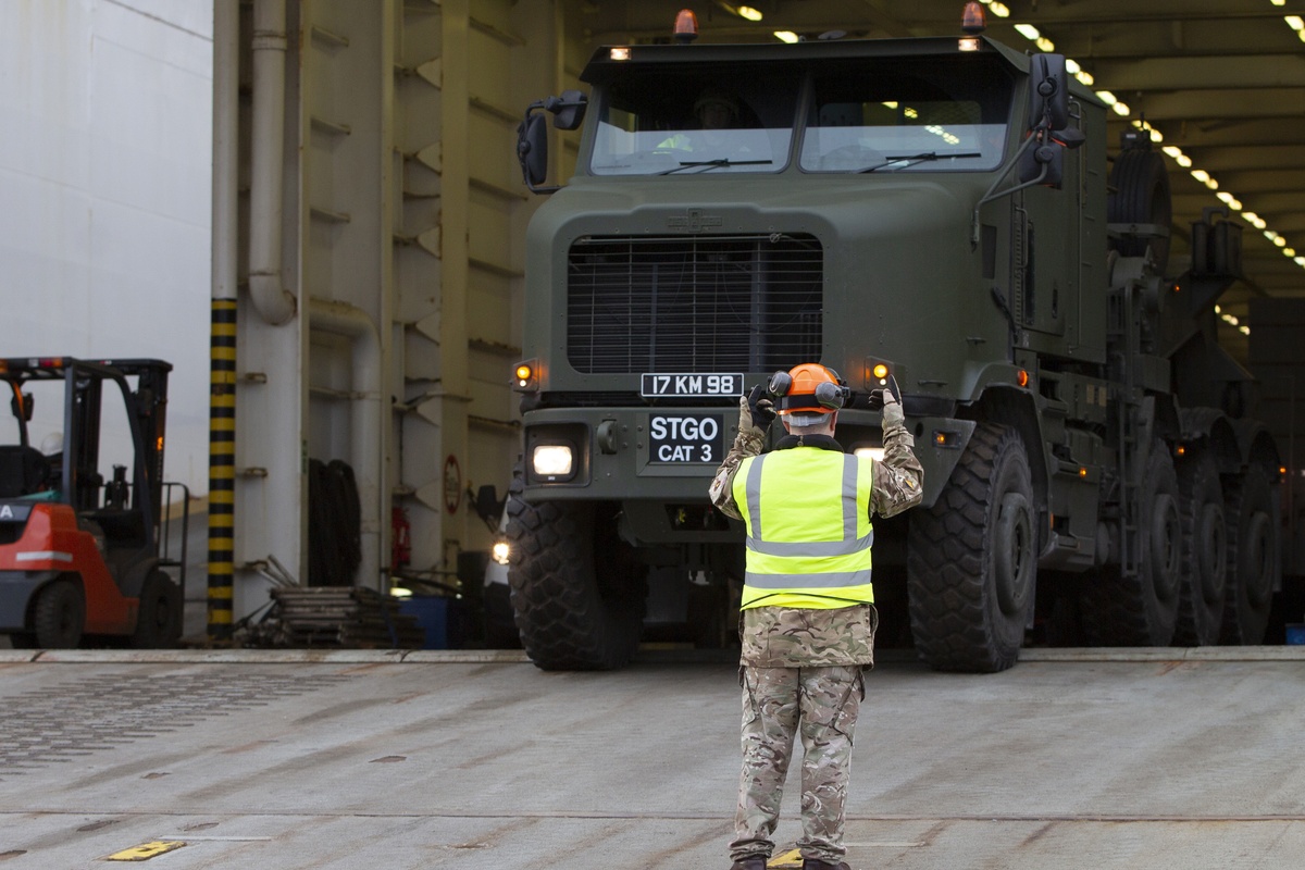 Βρετανία: Ανατροπή στρατιωτικού οχήματος σε αυτοκινητόδρομο