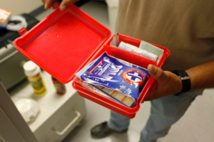 Τα 16 αντικείμενα που θα πρέπει να περιλαμβάνει το κουτί πρώτων βοηθειών στο αυτοκίνητο