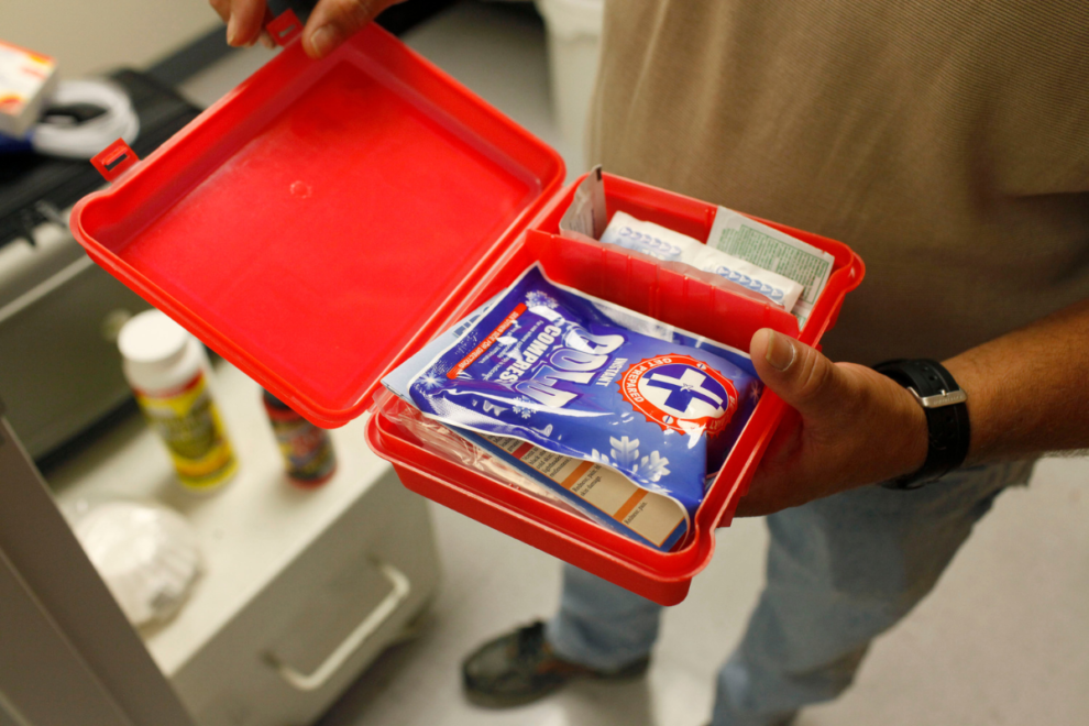 Τα 16 αντικείμενα που θα πρέπει να περιλαμβάνει το κουτί πρώτων βοηθειών στο αυτοκίνητο