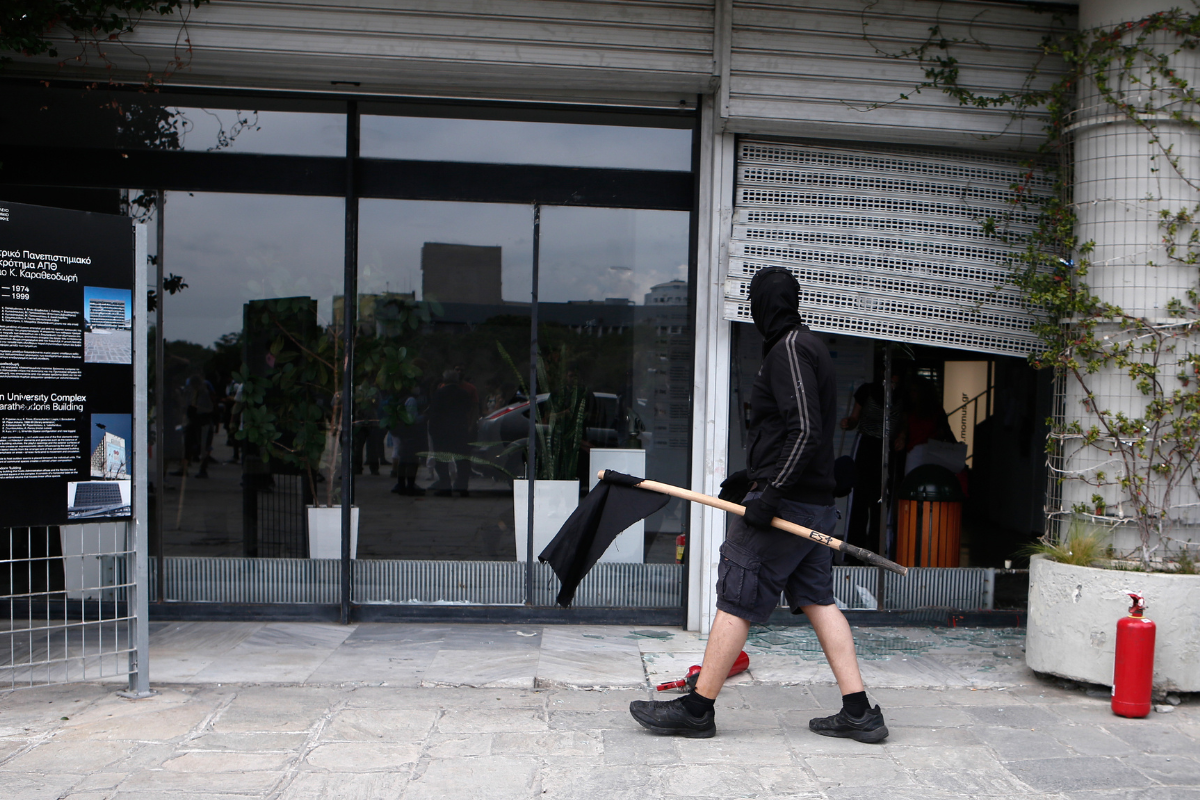 Καταδρομική με ρόπαλα στο ΑΠΘ -Αγριότητες με τραυματίες φοιτητές