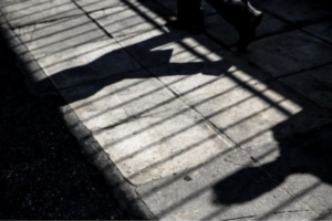 φυλακή κάγκελα κρατούμενος σκια
