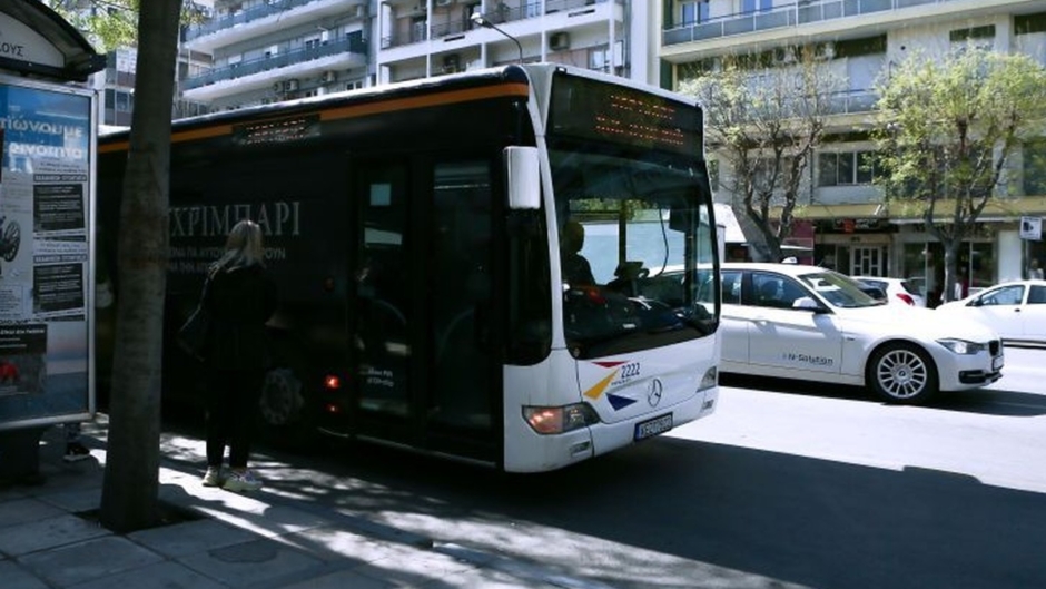 Κλοπή σε λεωφορείο: Νεαρές κοπέλες εκμεταλλεύονται τον συνωστισμό και αρπάζουν πορτοφόλια -Μαρτυρίες στο alphatv.gr