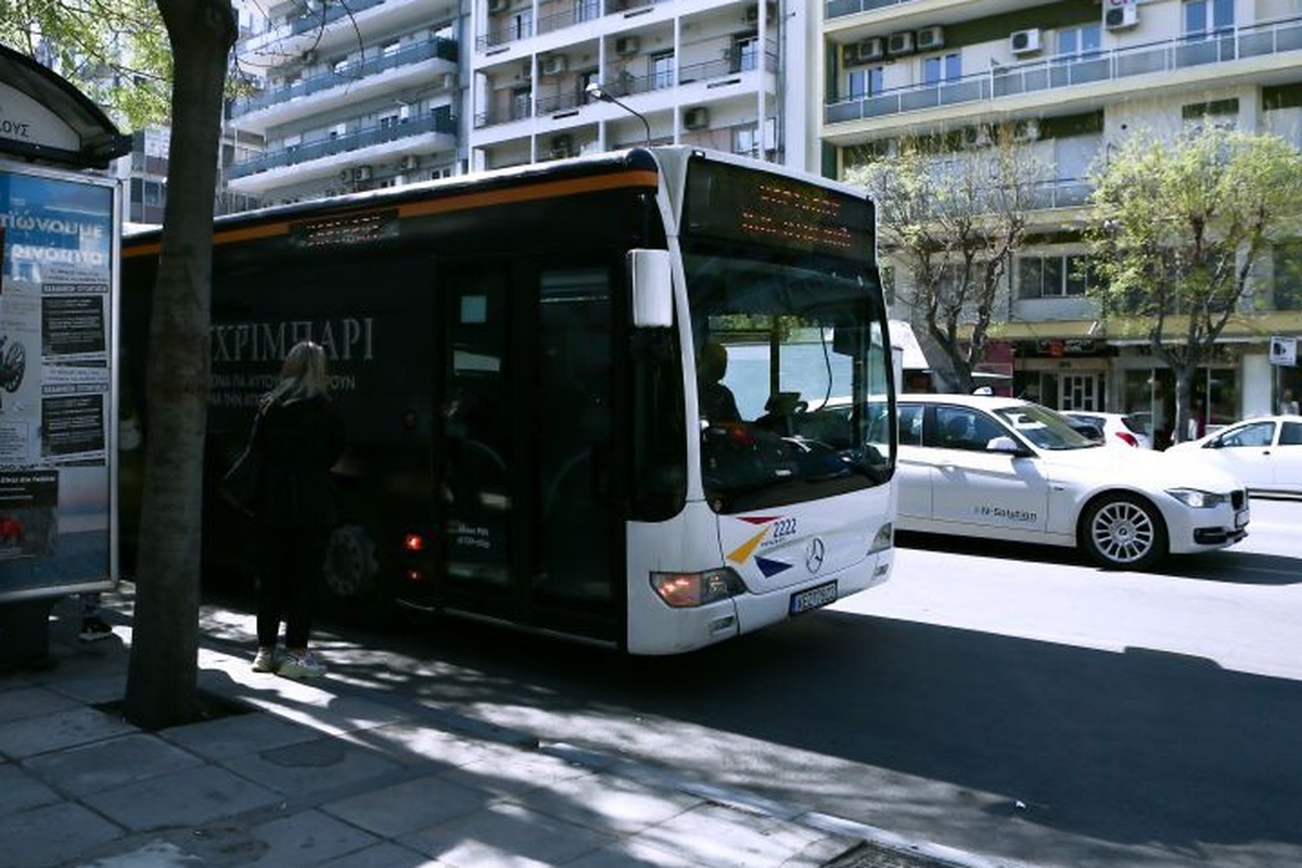 Θεσσαλονίκη: Ανήλικοι πέταγαν πέτρες σε λεωφορείο- Έσπασαν τα τζάμια