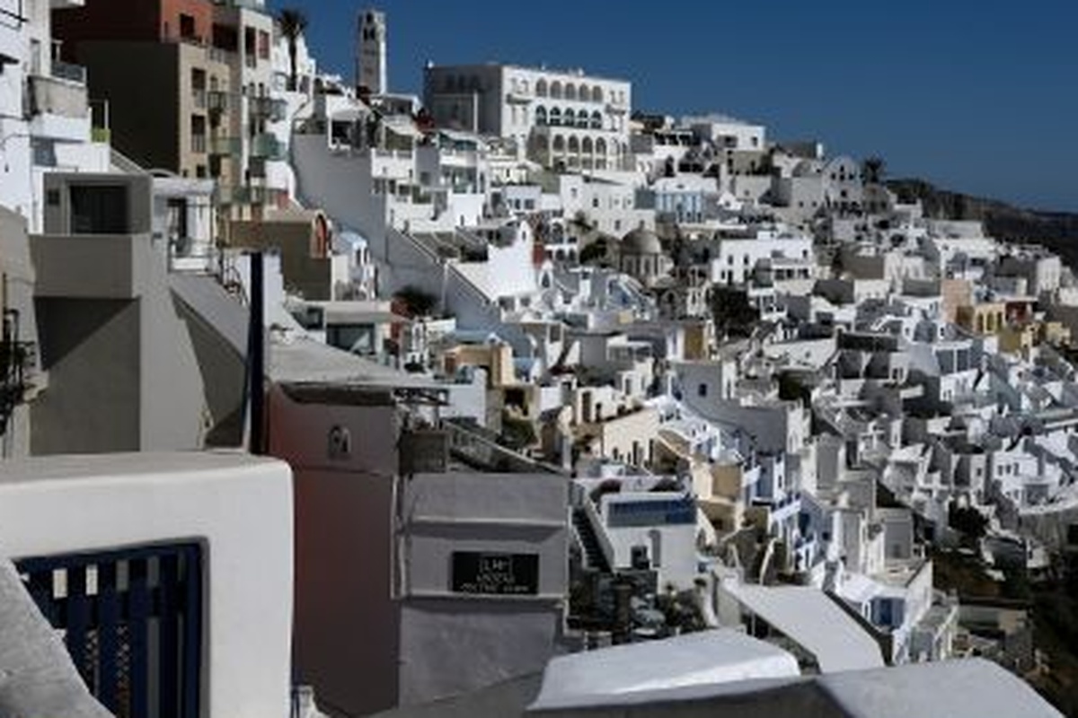Ξάφριζαν πορτοφόλια στη Σαντορίνη- Παρίσταναν τις τουρίστριες με τα ψάθινα καπέλα