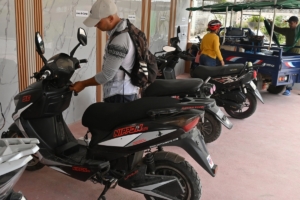Εκατοντάδες παράνομα μοτοποδήλατα και σκούτερ, τα έκαναν παλιοσίδερα