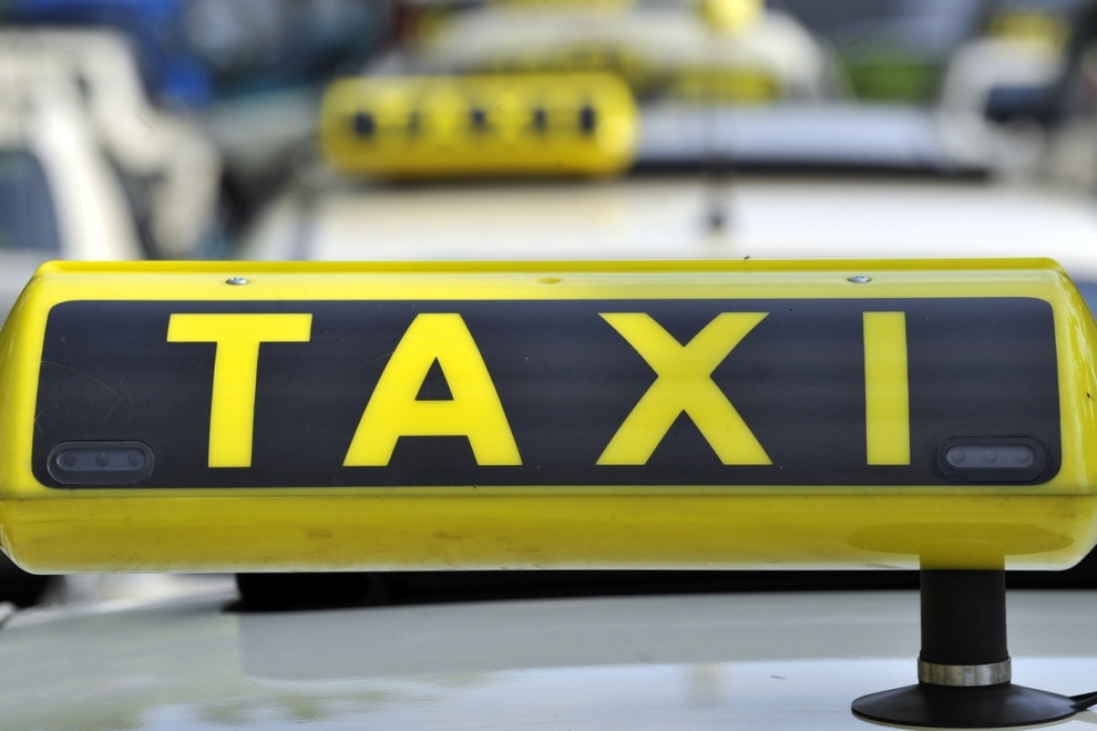 Οδηγός ταξί πήρε 600 ευρώ από οικογένεια τουριστών με την απειλή βίας