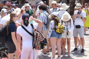 ΄΄Σφιχτοί΄΄ οι τουρίστες. Δεν βάζουν το χέρι στην τσέπη.