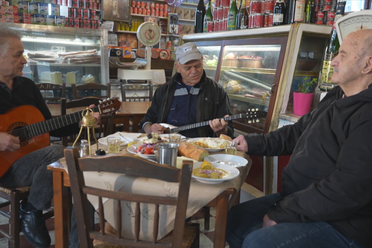 Στις μπακαλοταβέρνες του Πειραιά