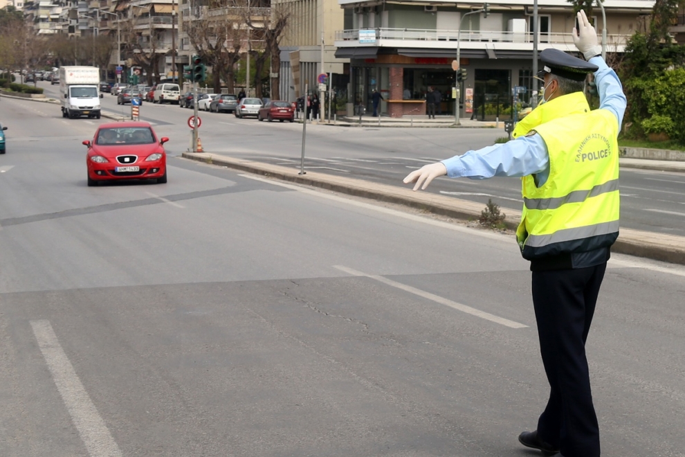 Ανήλικος οδηγός παρέσυρε αστυνομικό