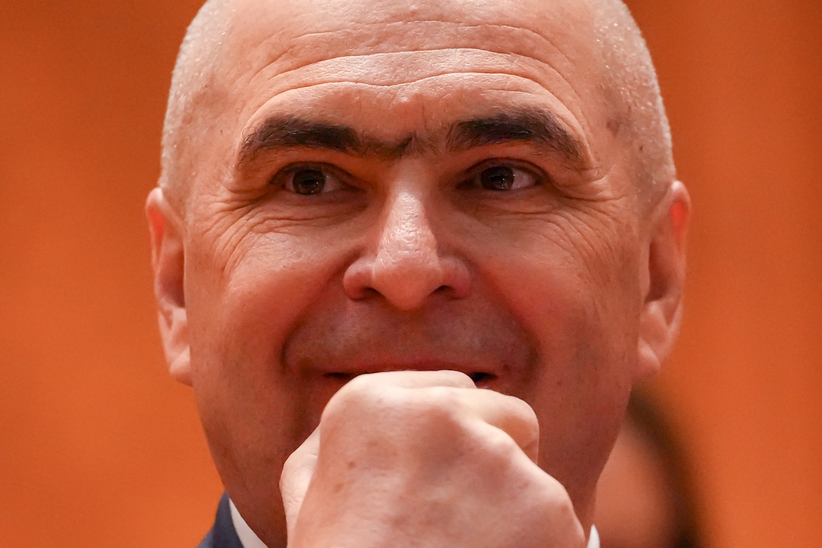 Ρουμανία: Κατέρρευσε η κυβέρνηση του Ίλιε Μπολοζάν ύστερα από ψηφοφορία επί προτάσεως δυσπιστίας