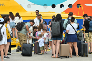 Ταλαιπωρία επιβατών στο λιμάνι της Σύρου