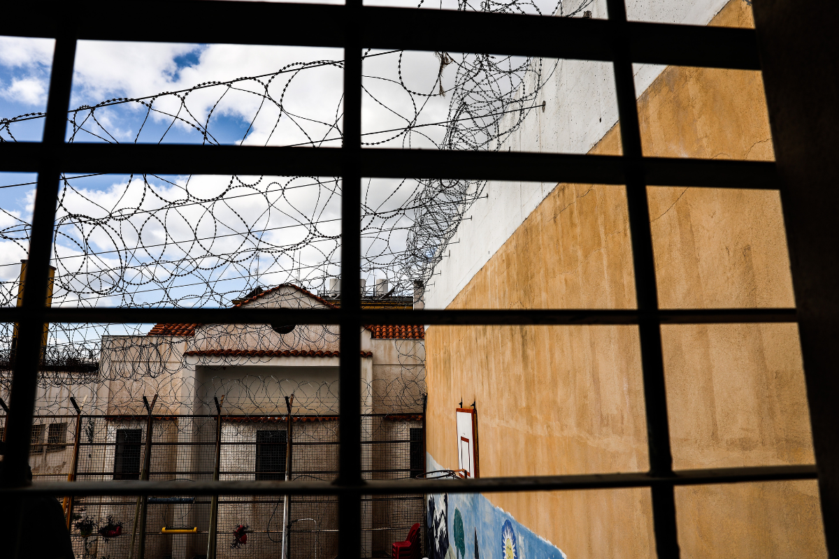 Αφγανοί νταήδες στον Κορυδαλλό – Δέρνουν κρατούμενους – Εκβιάζουν συγγενείς