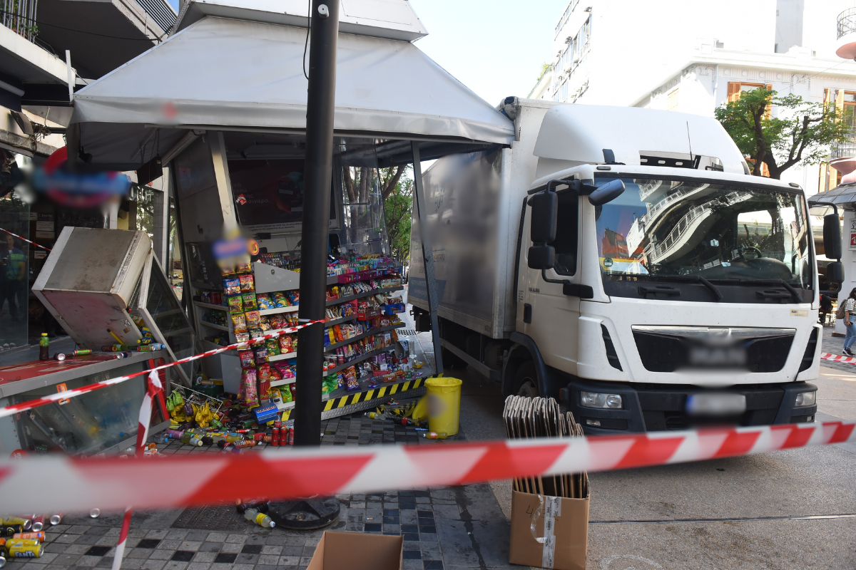 Φορτηγό έπεσε πάνω σε περίπτερο στον πεζόδρομο της Αγ. Σοφίας