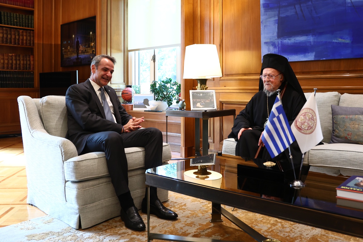 Στο Μαξίμου ο Οικουμενικός Πατριάρχης