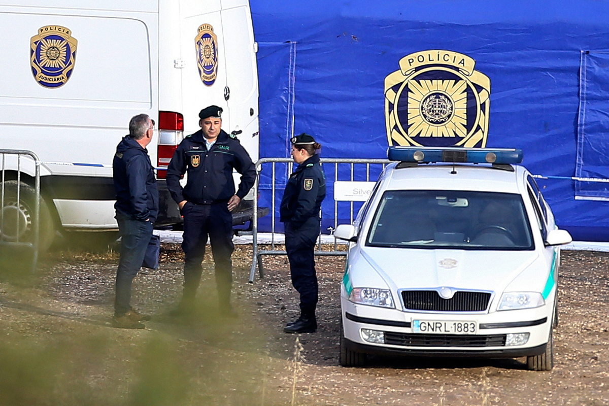 Μητέρα με τον σύντροφό της στην Πορτογαλία άφησε τα παιδάκια της στο δάσος