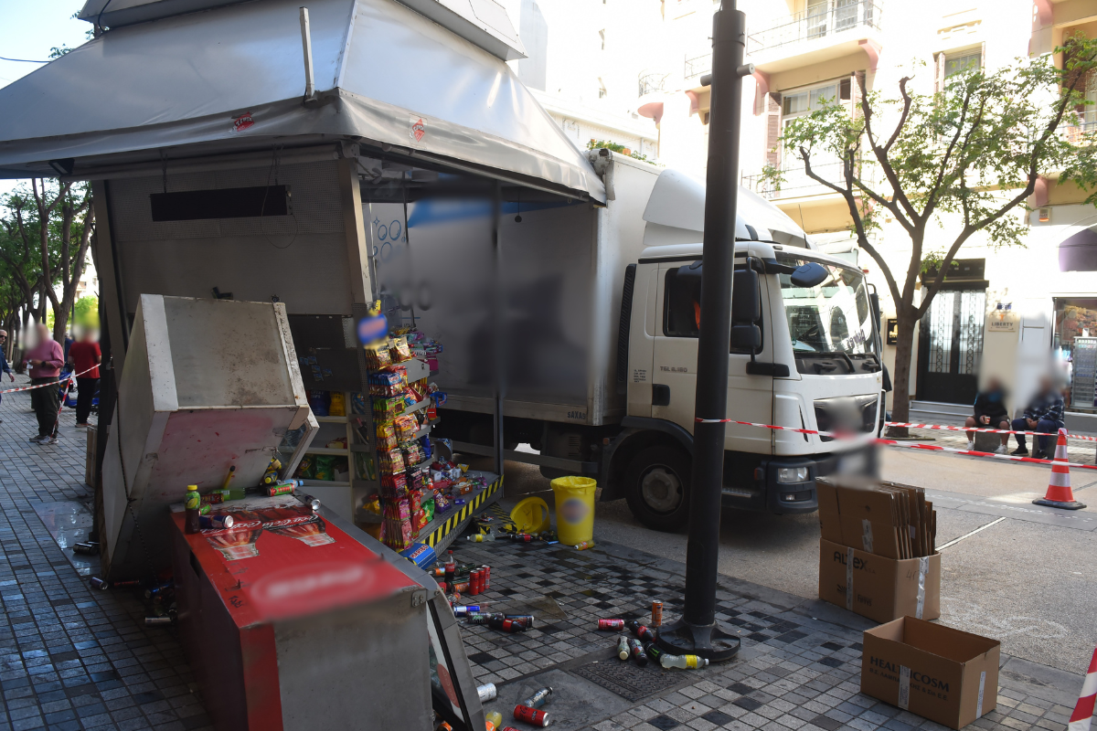 Ατύχημα στη Θεσσαλονίκη – Φορτηγό «ξήλωσε» περίπτερο