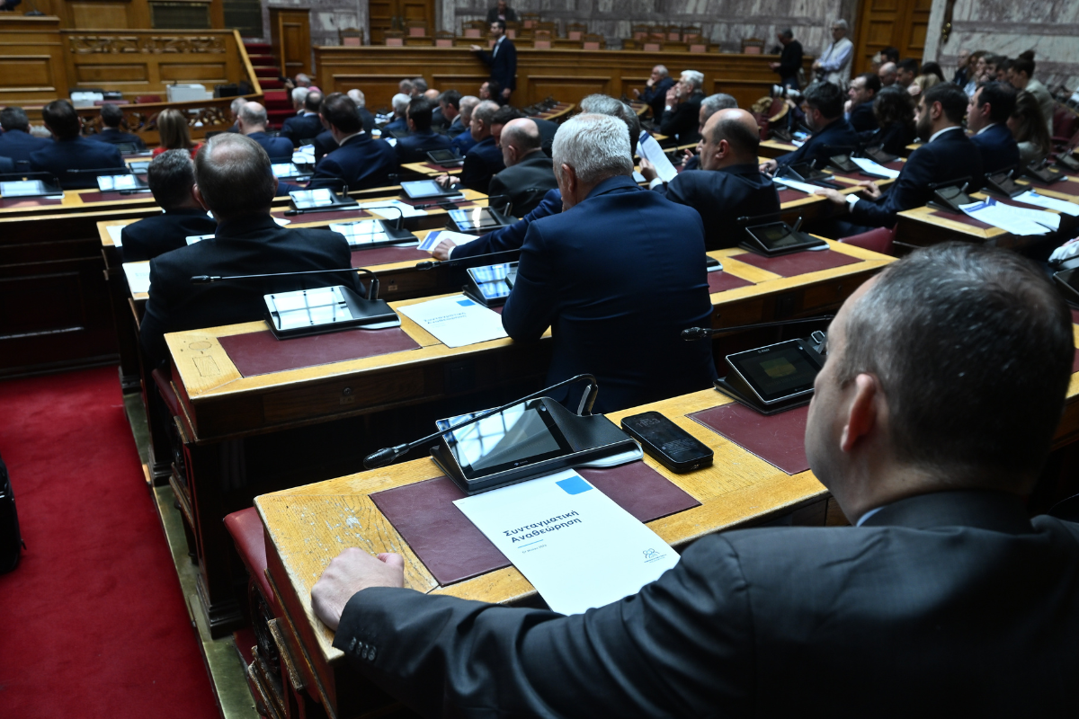 Μηνύματα γκρίνιες και καρφιά