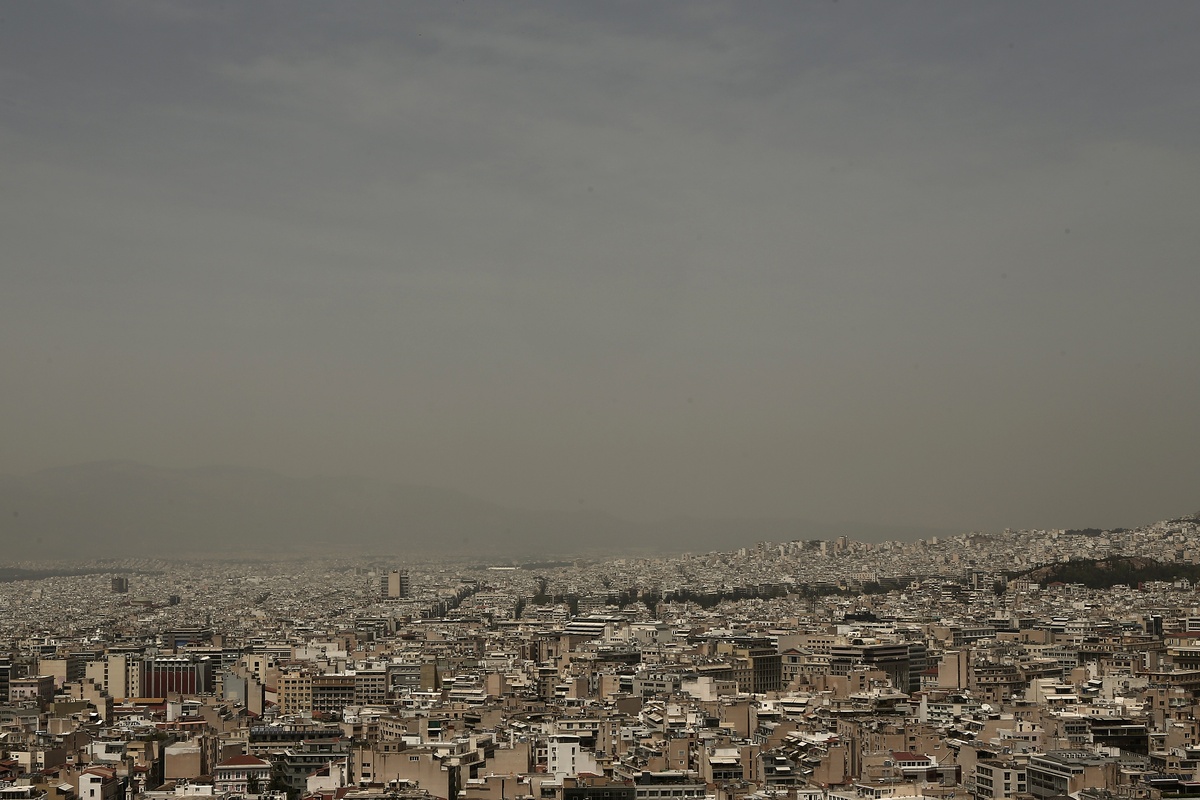 Ζέστη σκόνη και τοπικές βροχές