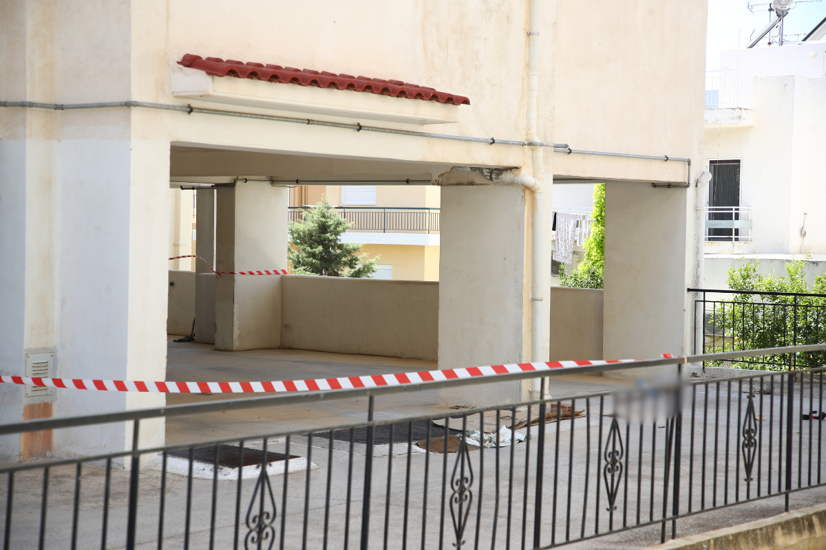 Ηλιούπολη: Αδιανόητη βουτιά στο κενό -17χρονες έπεσαν από τον 6ο όροφο