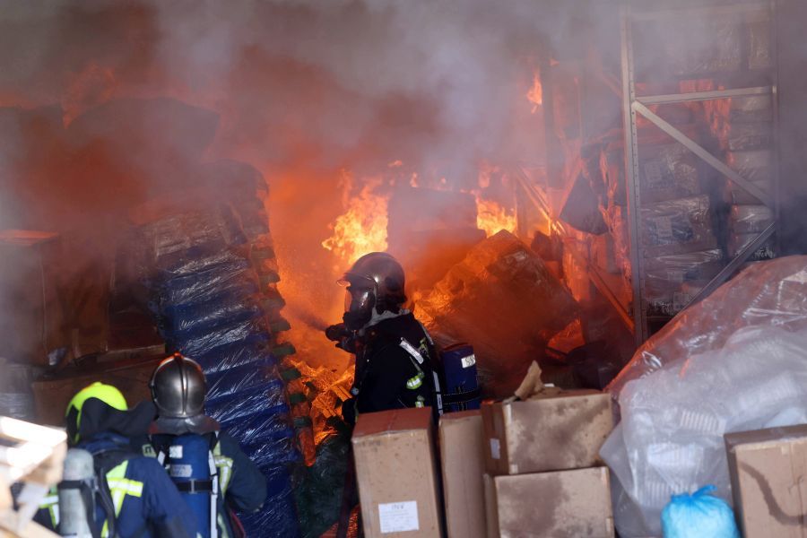 «Κόλαση» σε γειτονιά του Ηρακλείου- Αποθήκη και σπίτια στις φλόγες