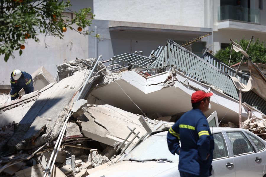Κατέρρευσε τετραώροφο στα Πετράλωνα- Ισοπεδώθηκε πολυκατοικία