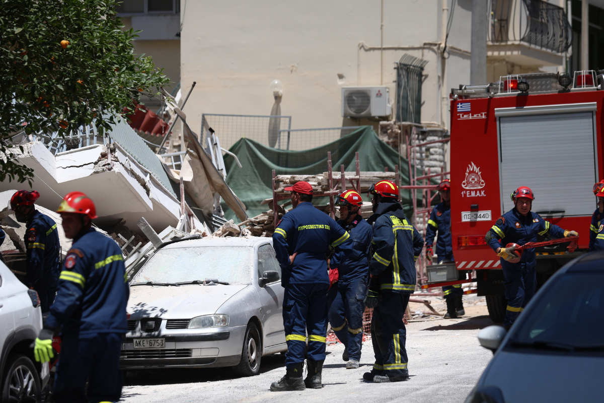 Κατάρρευση πολυκατοικίας στα Πετράλωνα: Αναζητά εγκλωβισμένους η πυροσβεστική