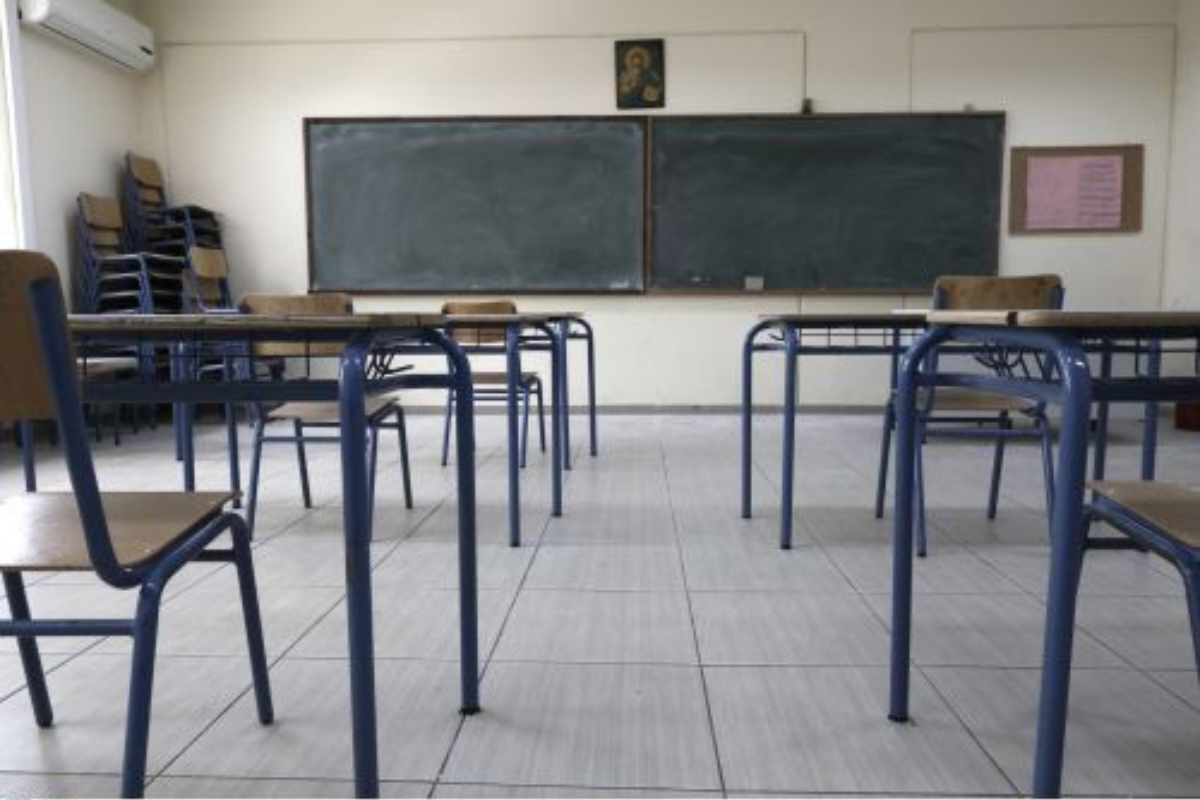 Γονείς που έχασαν την κόρη τους κάνουν δωρεές σε σχολεία στο Μεσολόγγι
