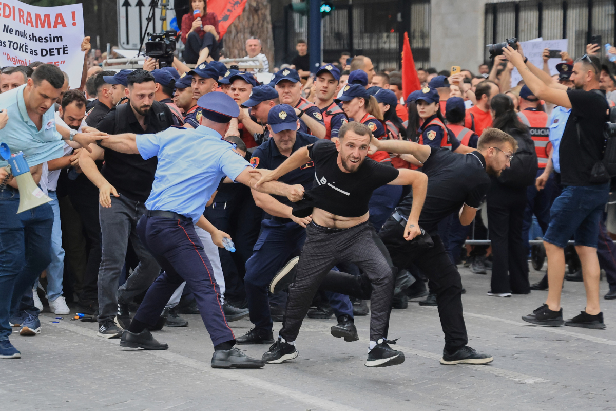 Ξεσηκώνονται στην Αλβανία- «Μπροστάρηδες» οι ομογενείς
