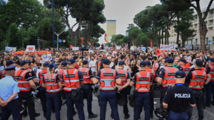 Άγρια επεισόδια – Σκηνές χάους στην Αλβανία
