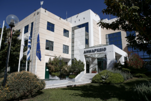 Αρένα το δημοτικό συμβούλιο της Ηλιούπολης – Ήρθαν στα χέρια