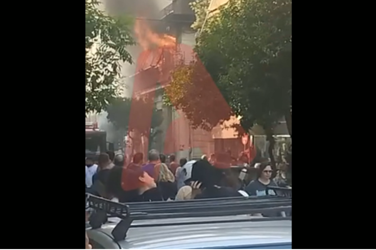 Βίντεο- ντοκουμέντο: Μεγάλη φωτιά στην Καλλιθέα
