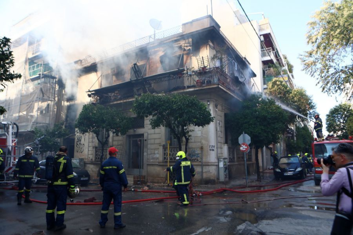 Έπεσε από μπαλκόνι στα χέρια περαστικού