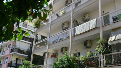Γυναικοκτονία με 45 μαχαιριές: Ο γείτονας-μάρτυρας στον φόνο